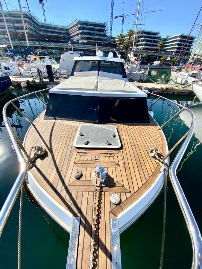Botel Laura Boat