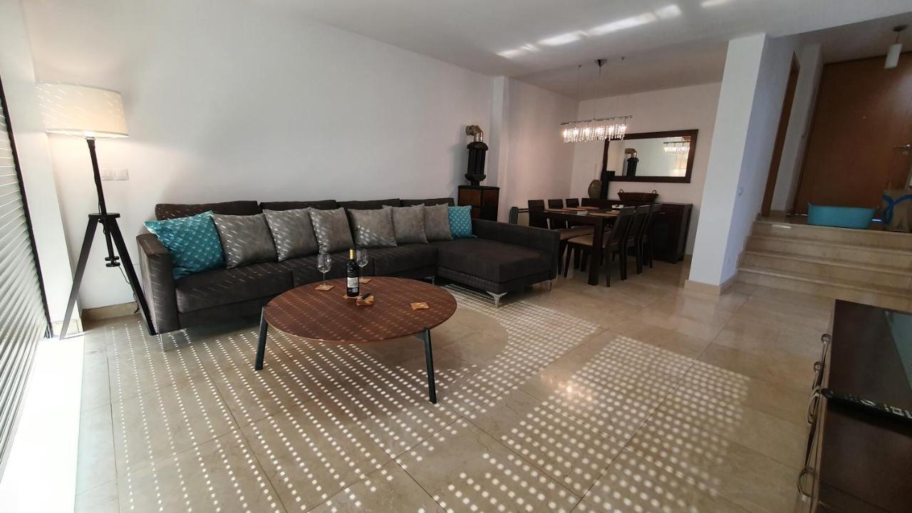 Modern 4 Double Bedroom With Pool / Garden Сasa de vacaciones