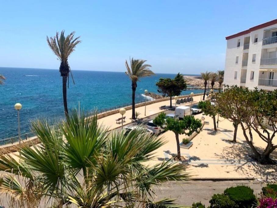 Jo - Stunning Front Line Beach House. Holiday home