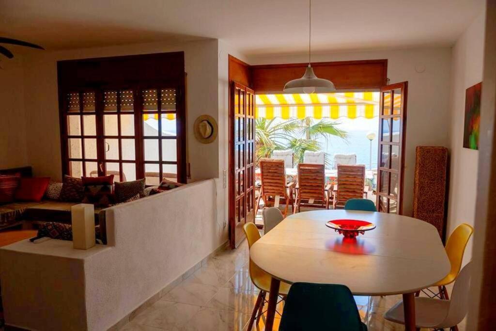 Holiday home Jo - Stunning Front Line Beach House.