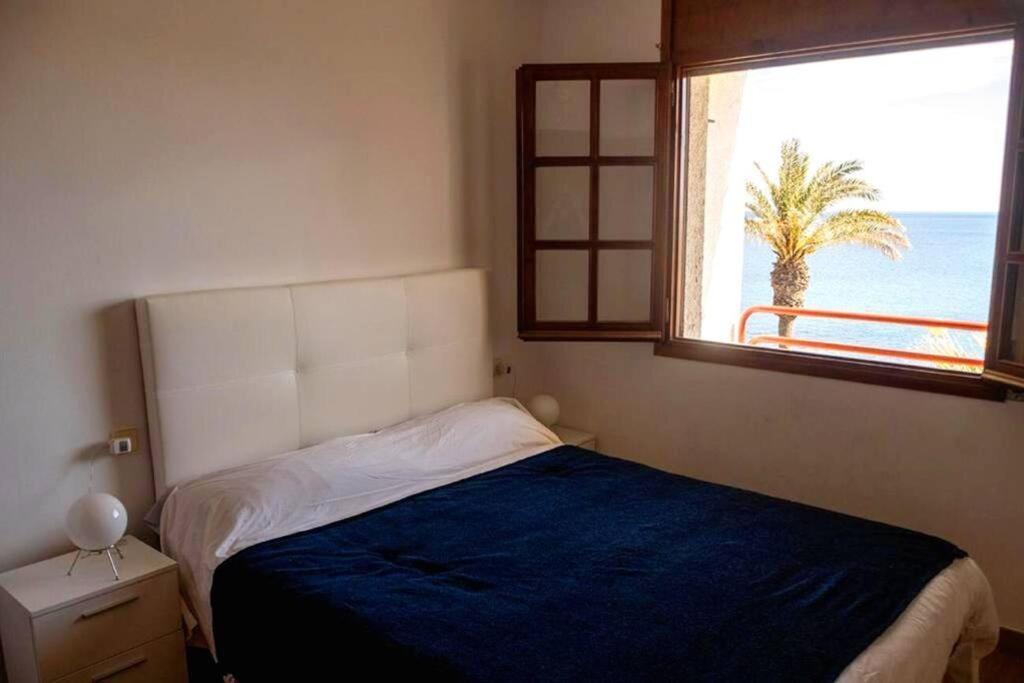 Jo - Stunning Front Line Beach House.