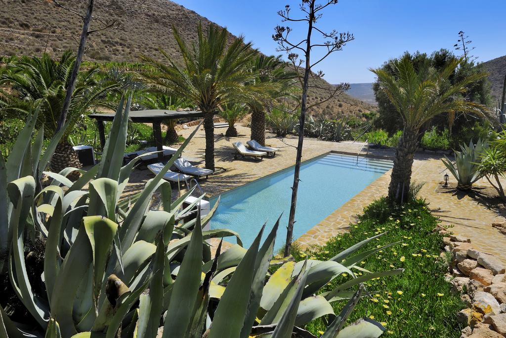 La Almendra Y El Gitano Agua Amarga (Almeria)