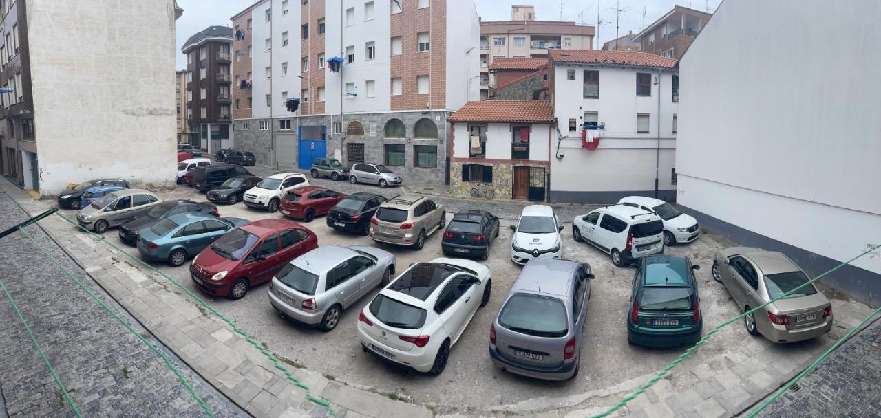 Apartment En El Centro De 2 Hab. Y 2 Banos.