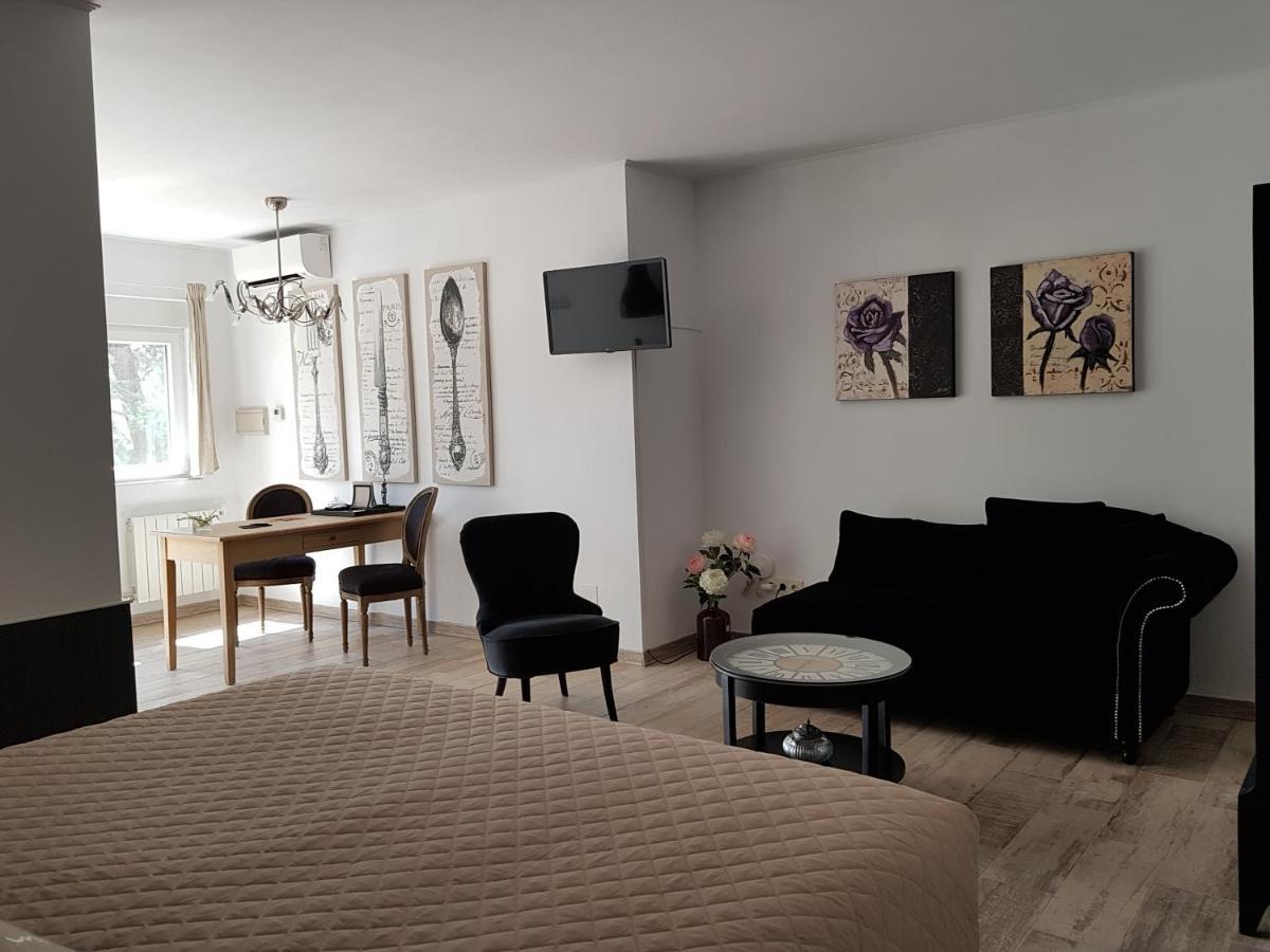 Mofletes - Adults Only 3* Chinchon