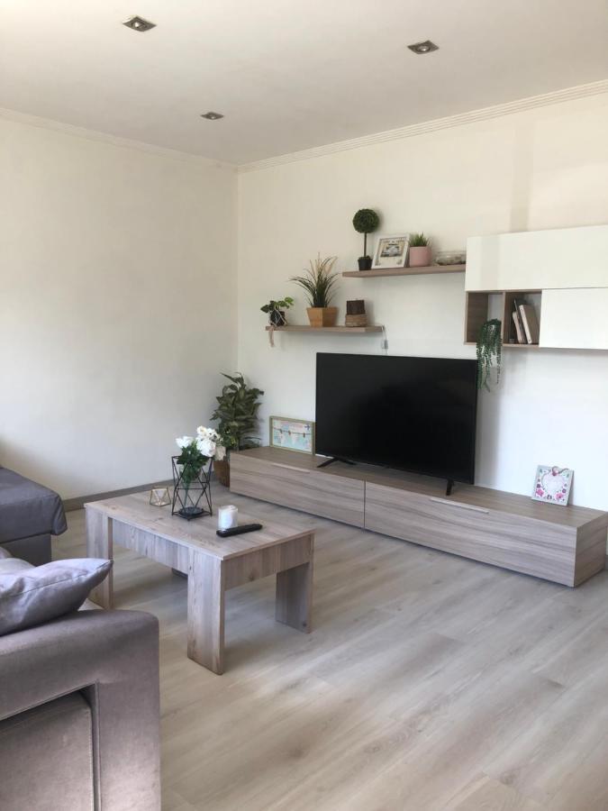 Vivienda Amplia Y Luminosa A Escasos Metros De La Playa De Cangas. Apartamento *