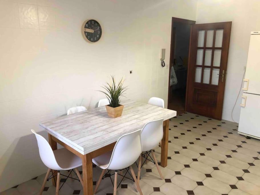 Vivienda Amplia Y Luminosa A Escasos Metros De La Playa De Cangas. Apartamento *