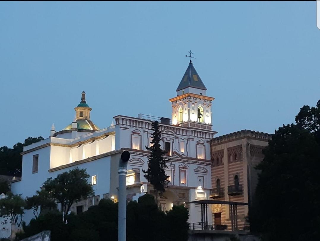 Casa Blanca-parking Gratis