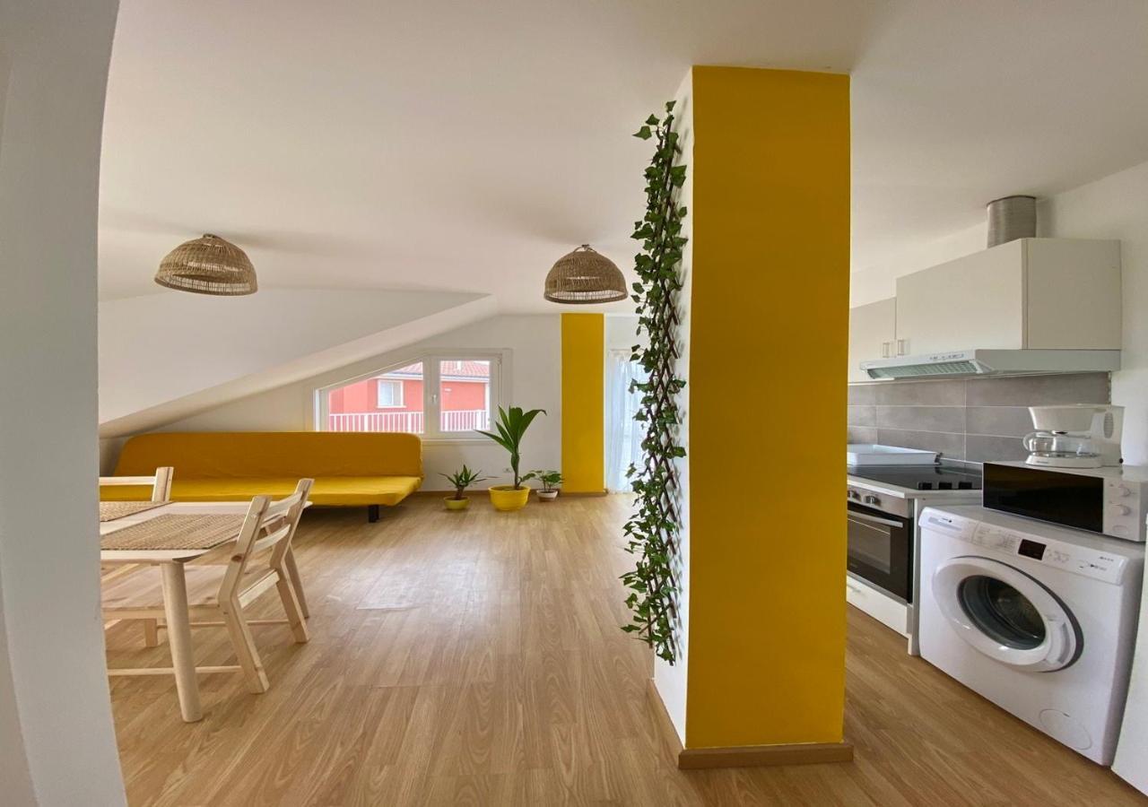 Amarillo Lindo Apartamento Con Vistas A La Playa Ribeira