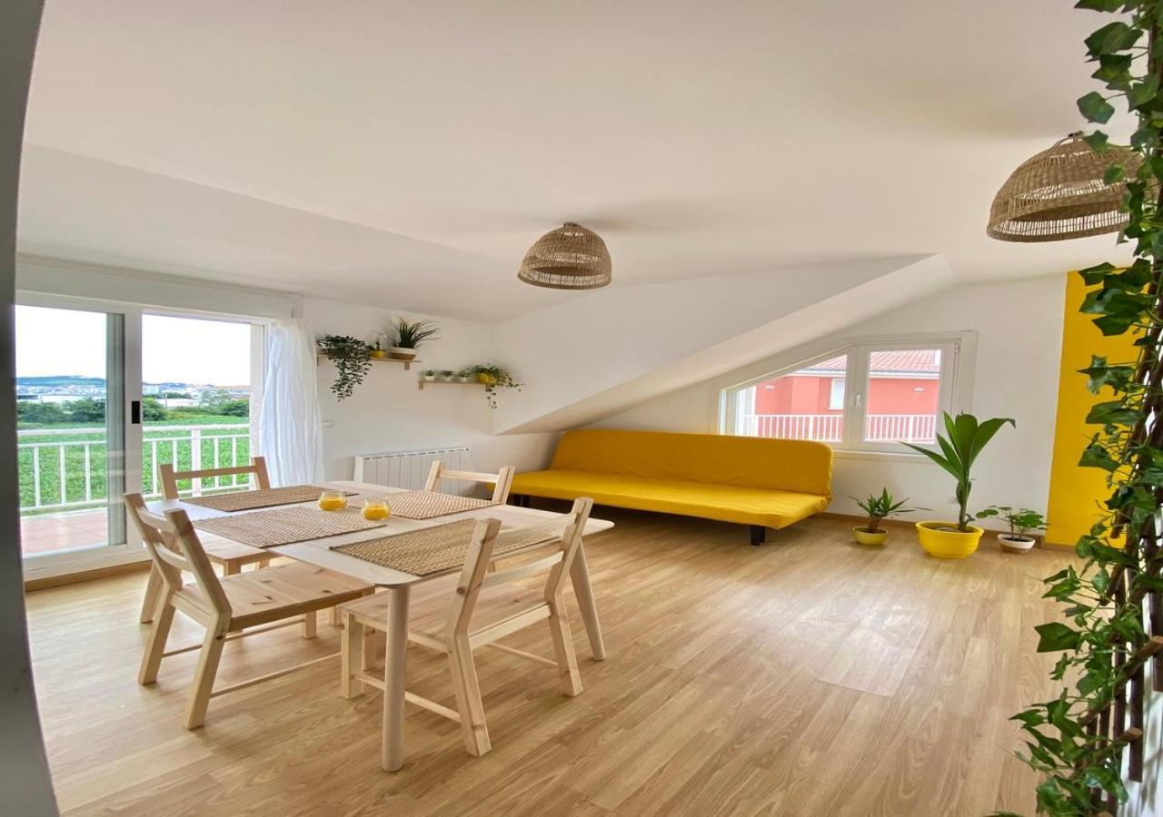 Amarillo Lindo Apartamento Con Vistas A La Playa Ribeira
