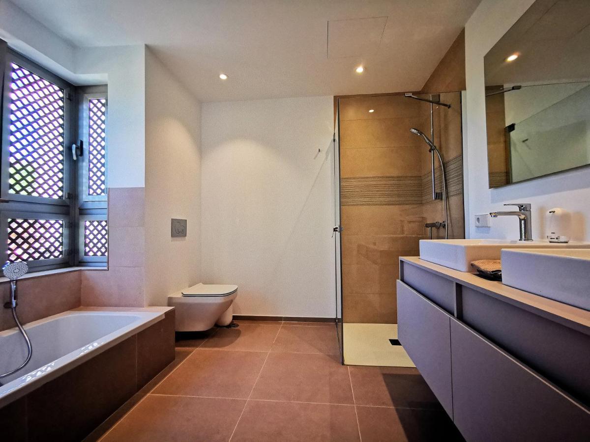 Apartment Brand New Surrounded By Tropical Gardens!