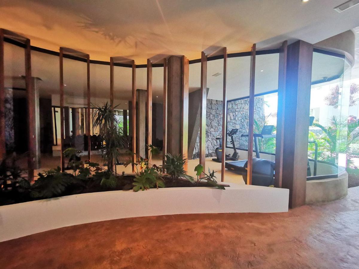 Apartment Brand New Surrounded By Tropical Gardens!