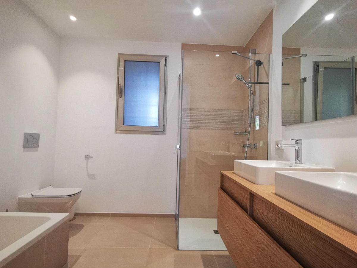 Apartment Brand New Surrounded By Tropical Gardens!