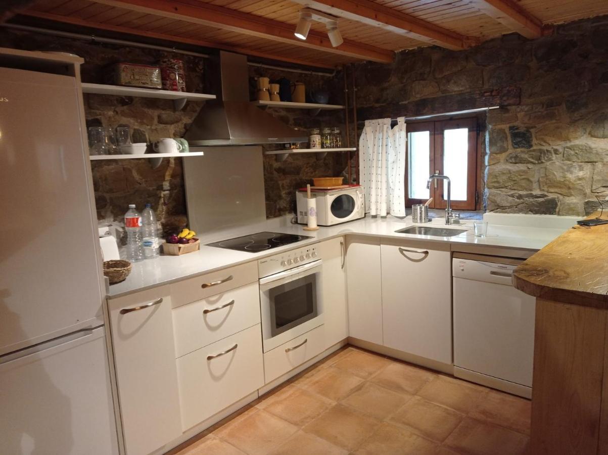 Amplia Y Cómoda Casa De Piedra Con Porche Y Jardín