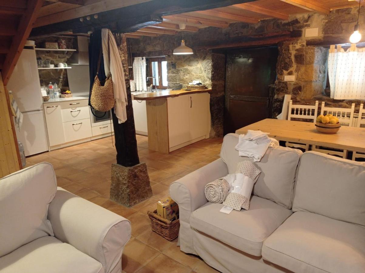 Amplia Y Cómoda Casa De Piedra Con Porche Y Jardín *