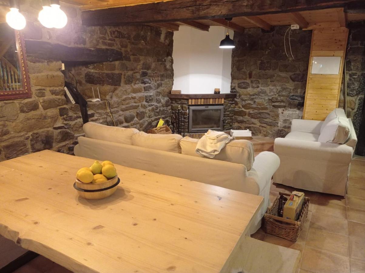 Amplia Y Cómoda Casa De Piedra Con Porche Y Jardín Сasa de vacaciones