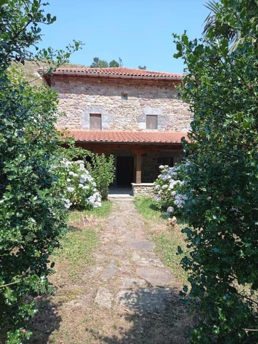 Сasa de vacaciones Amplia Y Cómoda Casa De Piedra Con Porche Y Jardín *