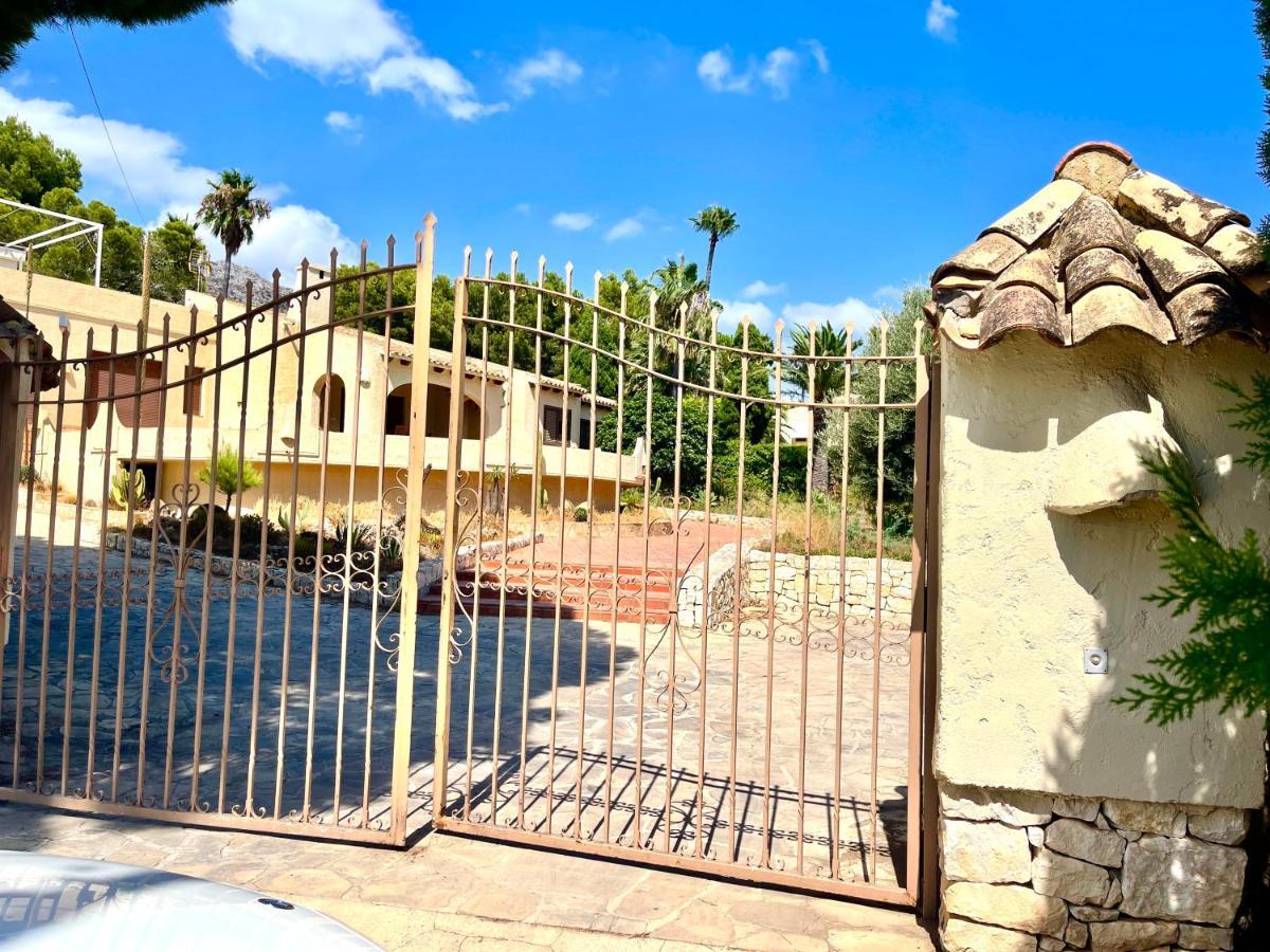 De Estilo Español Con Jardín Y Piscina Villa Altea