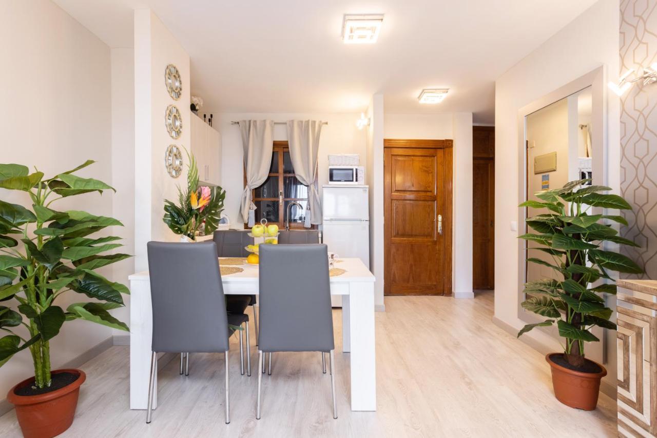 Stylish Design With Ocean, Pool View, King Size Bed, Wifi, Smart Tv, Free Parking 2 Pools Access Costa Adeje (Tenerife)