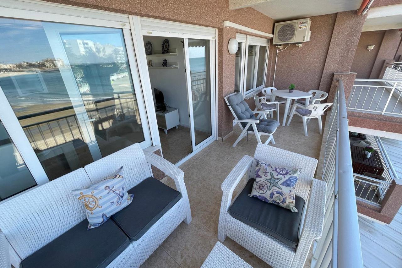Con Encanto En La Orilla Del Mar