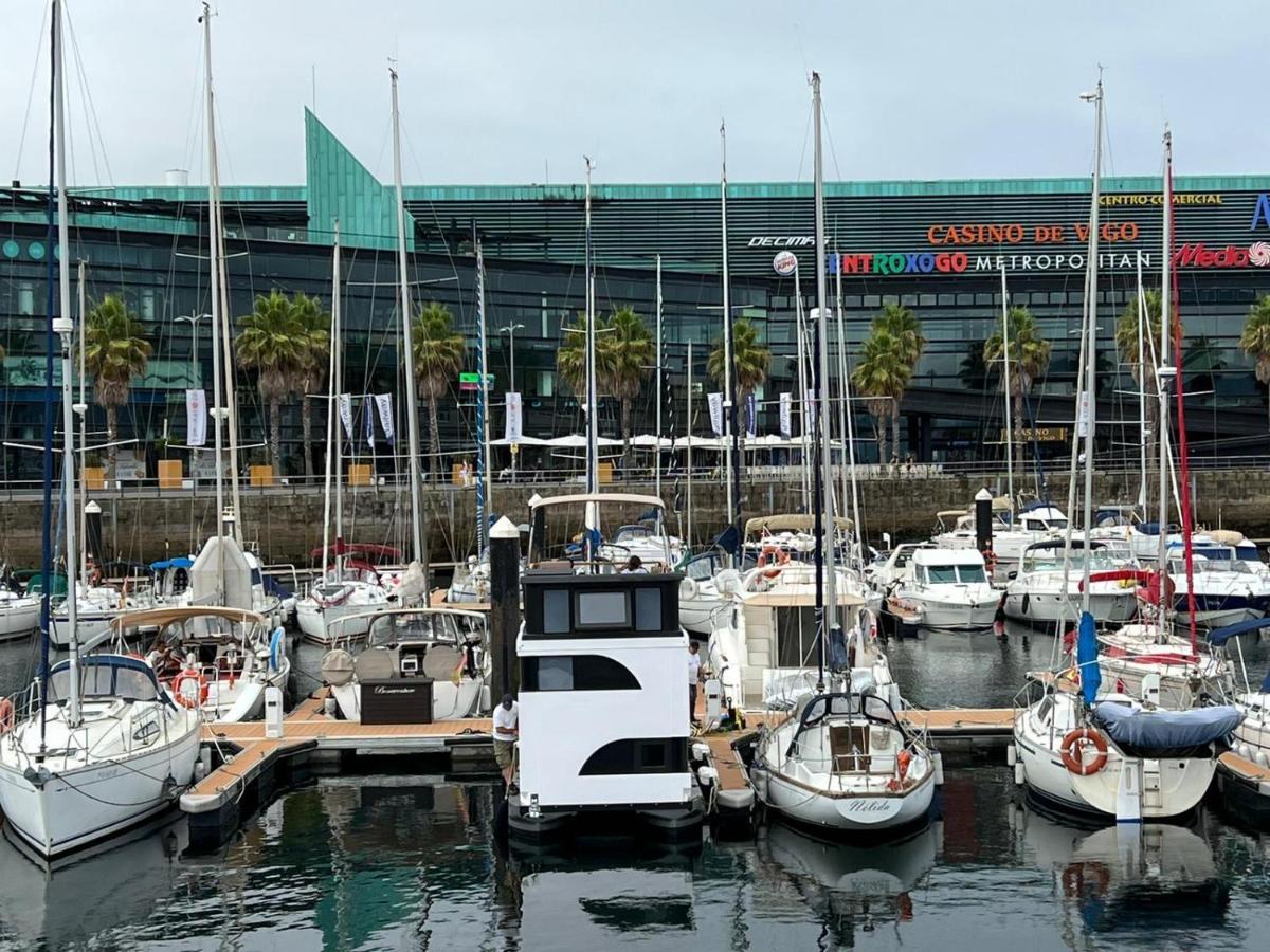 Casa Flotante En El Puerto De - Different Charter