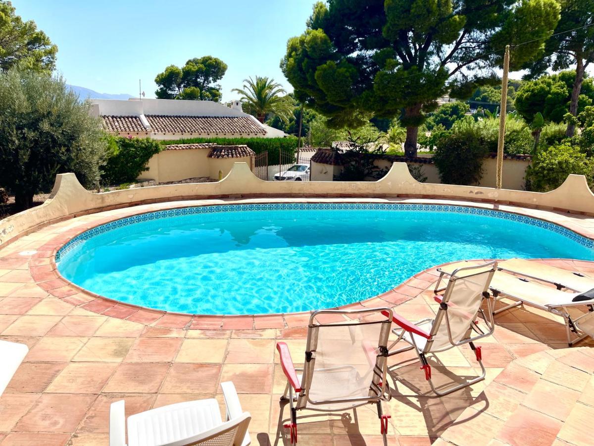 De Estilo Español Con Jardín Y Piscina Villa