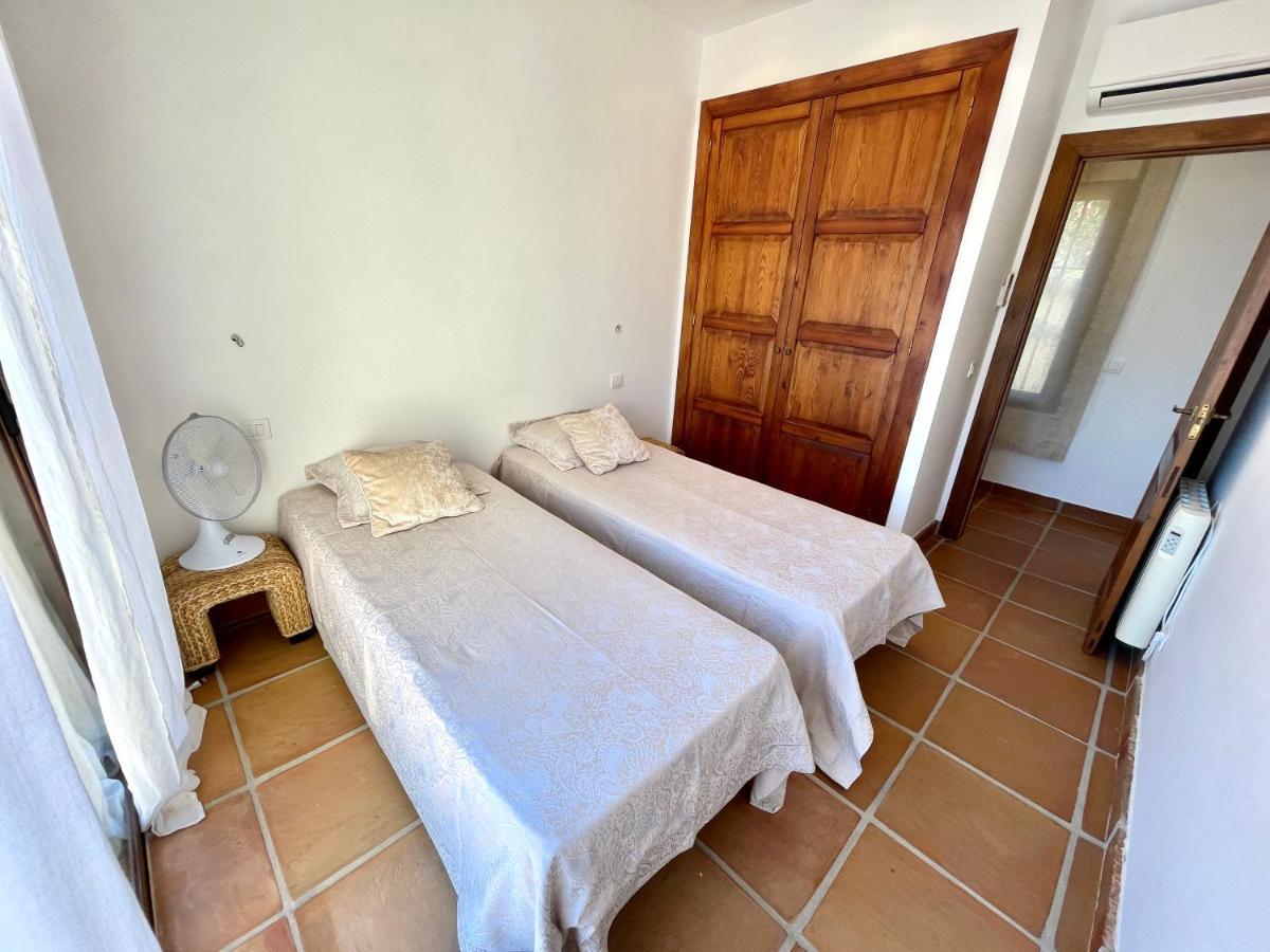 Villa De Estilo Español Con Jardín Y Piscina
