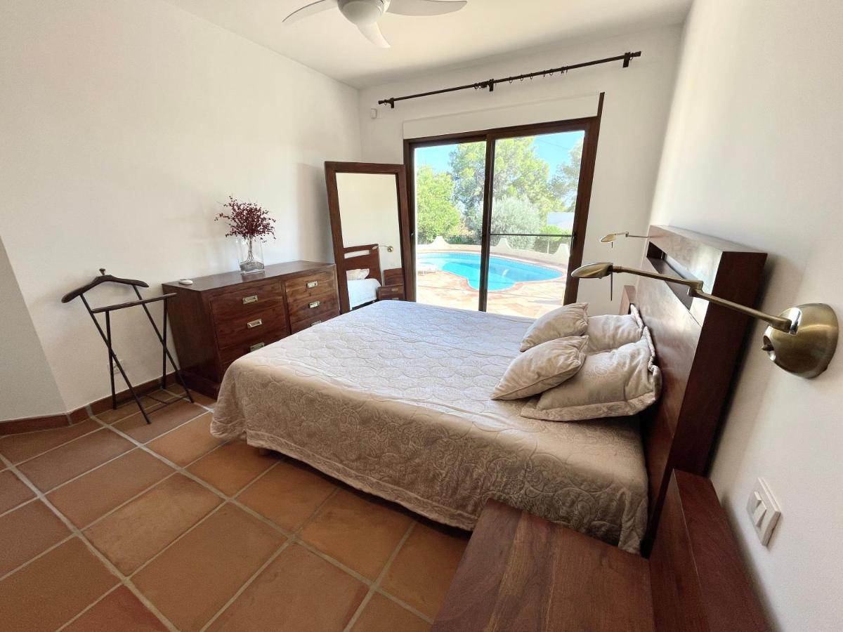 De Estilo Español Con Jardín Y Piscina Villa