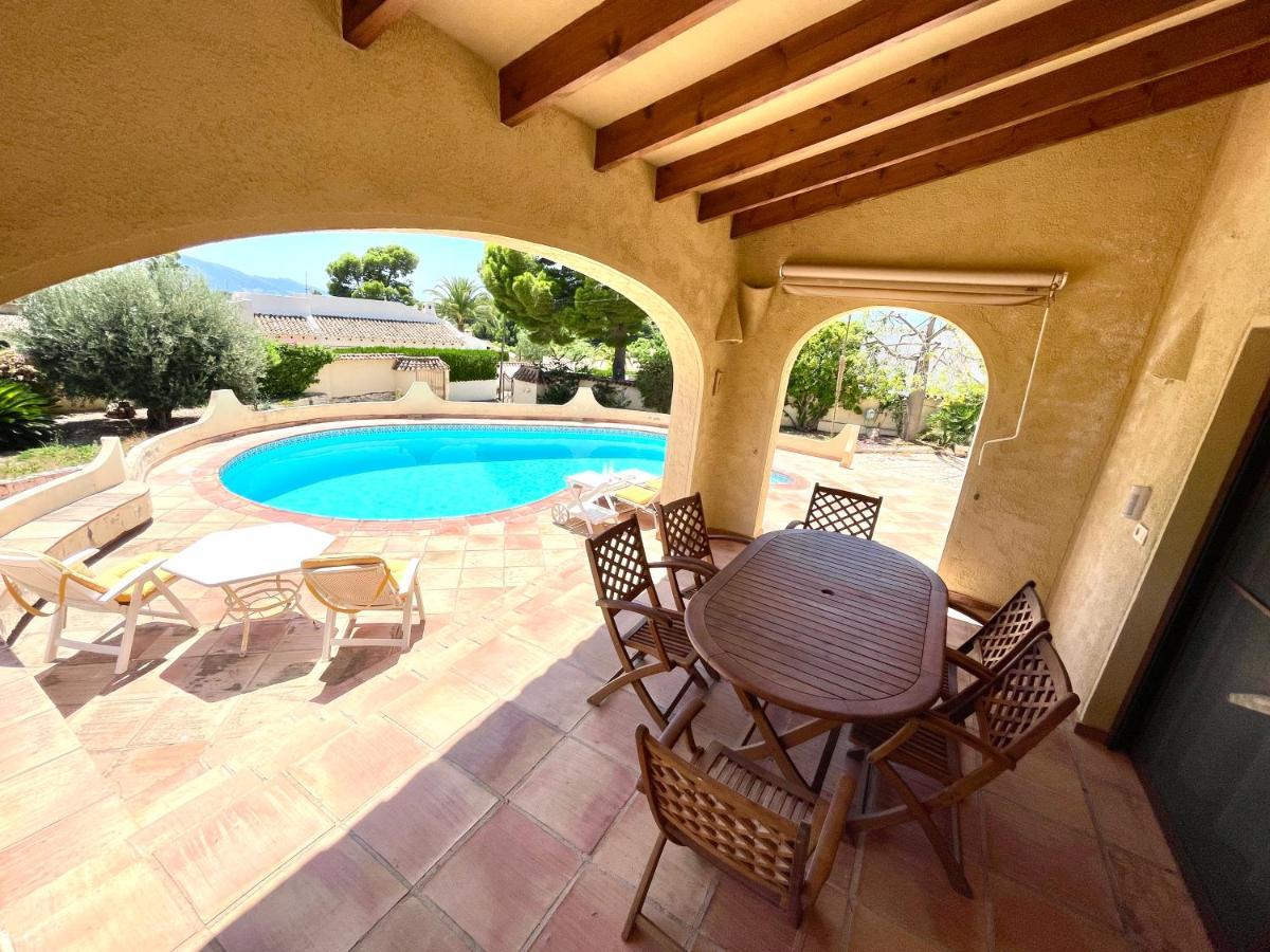 Villa De Estilo Español Con Jardín Y Piscina *