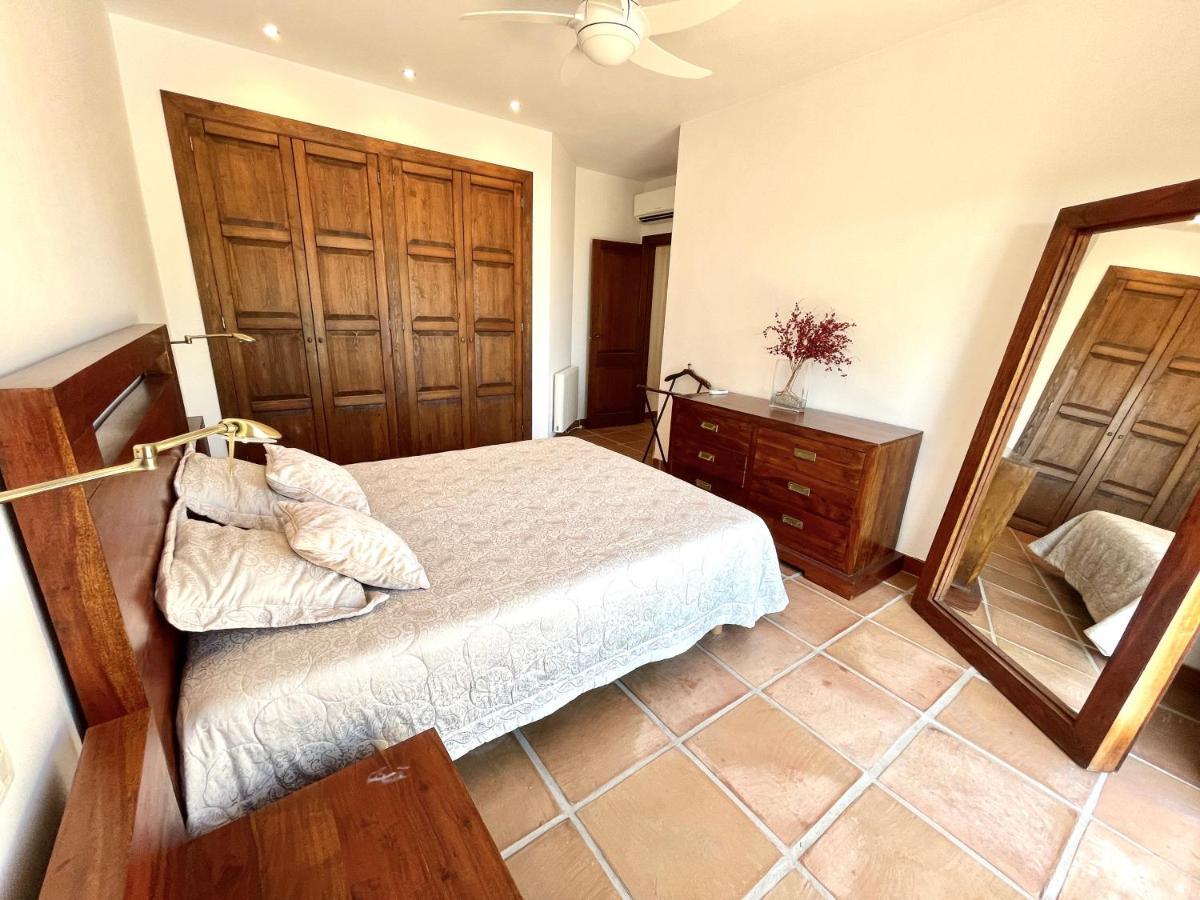 Villa De Estilo Español Con Jardín Y Piscina