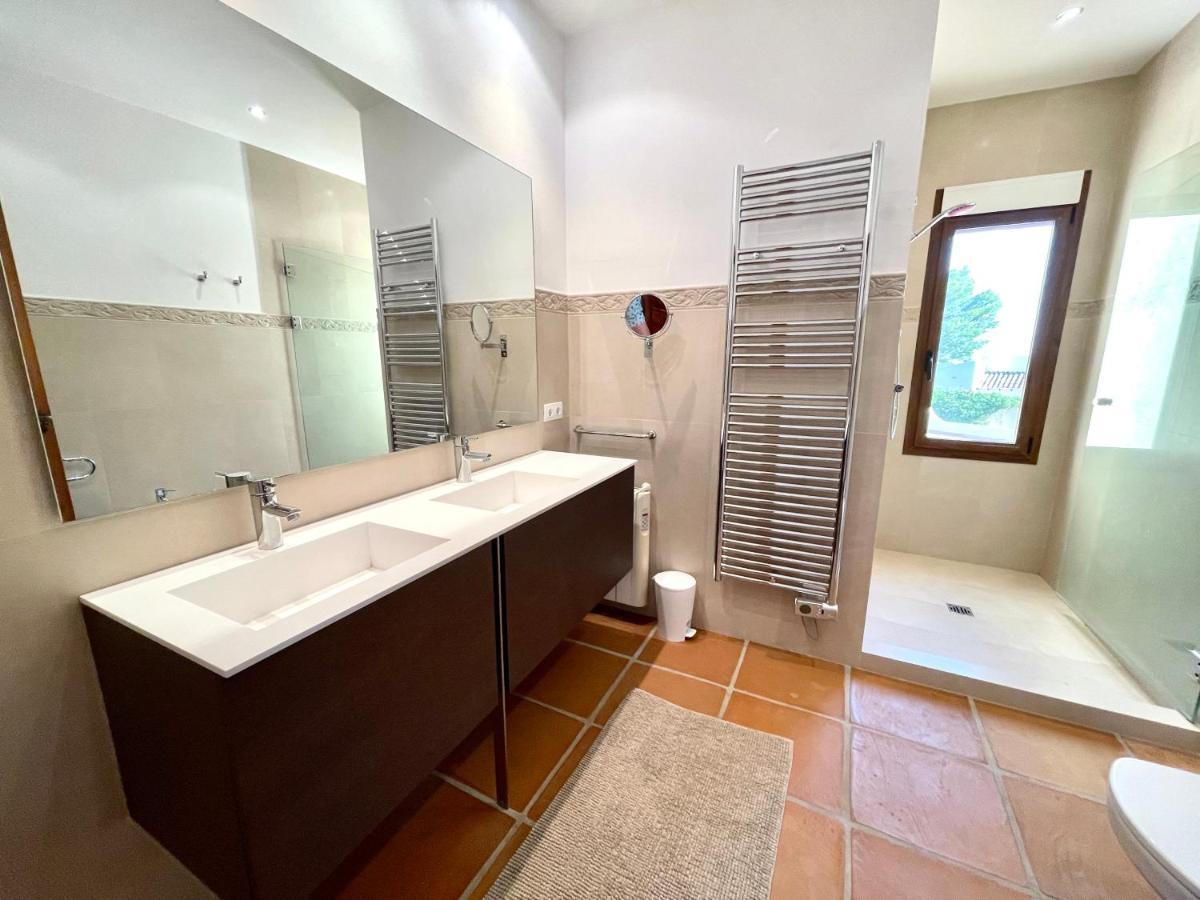De Estilo Español Con Jardín Y Piscina