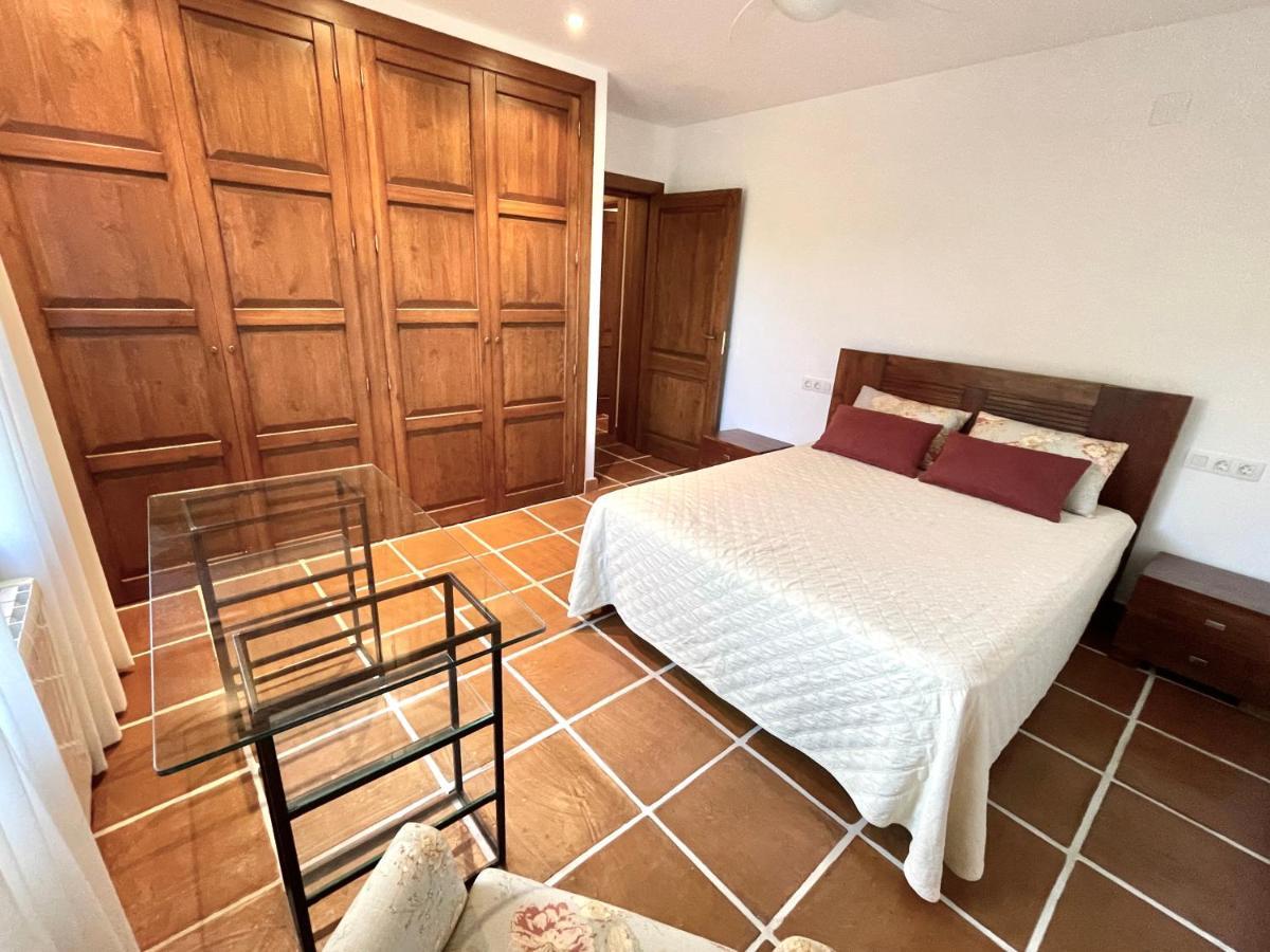 Villa De Estilo Español Con Jardín Y Piscina *