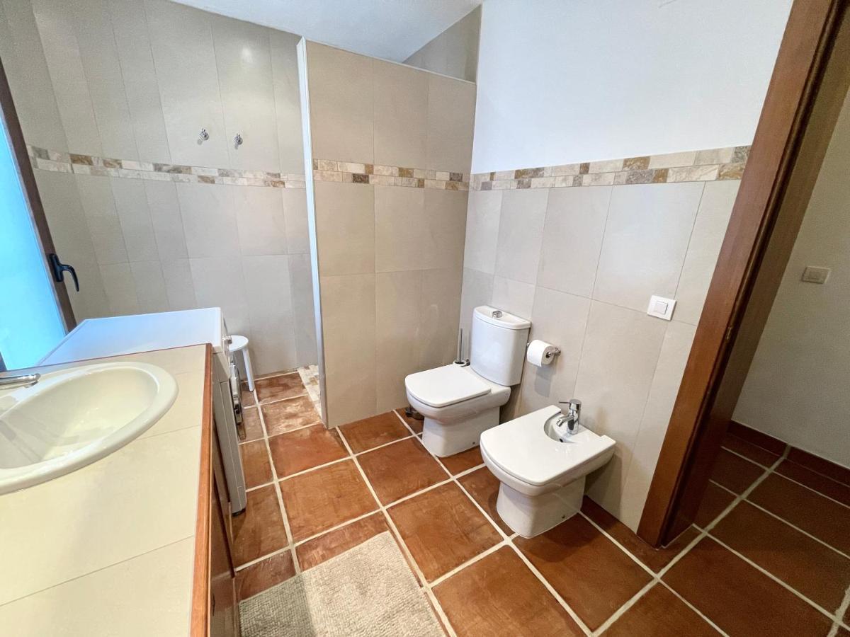Villa De Estilo Español Con Jardín Y Piscina