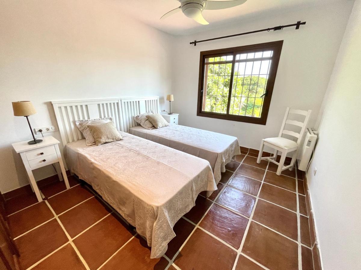 De Estilo Español Con Jardín Y Piscina