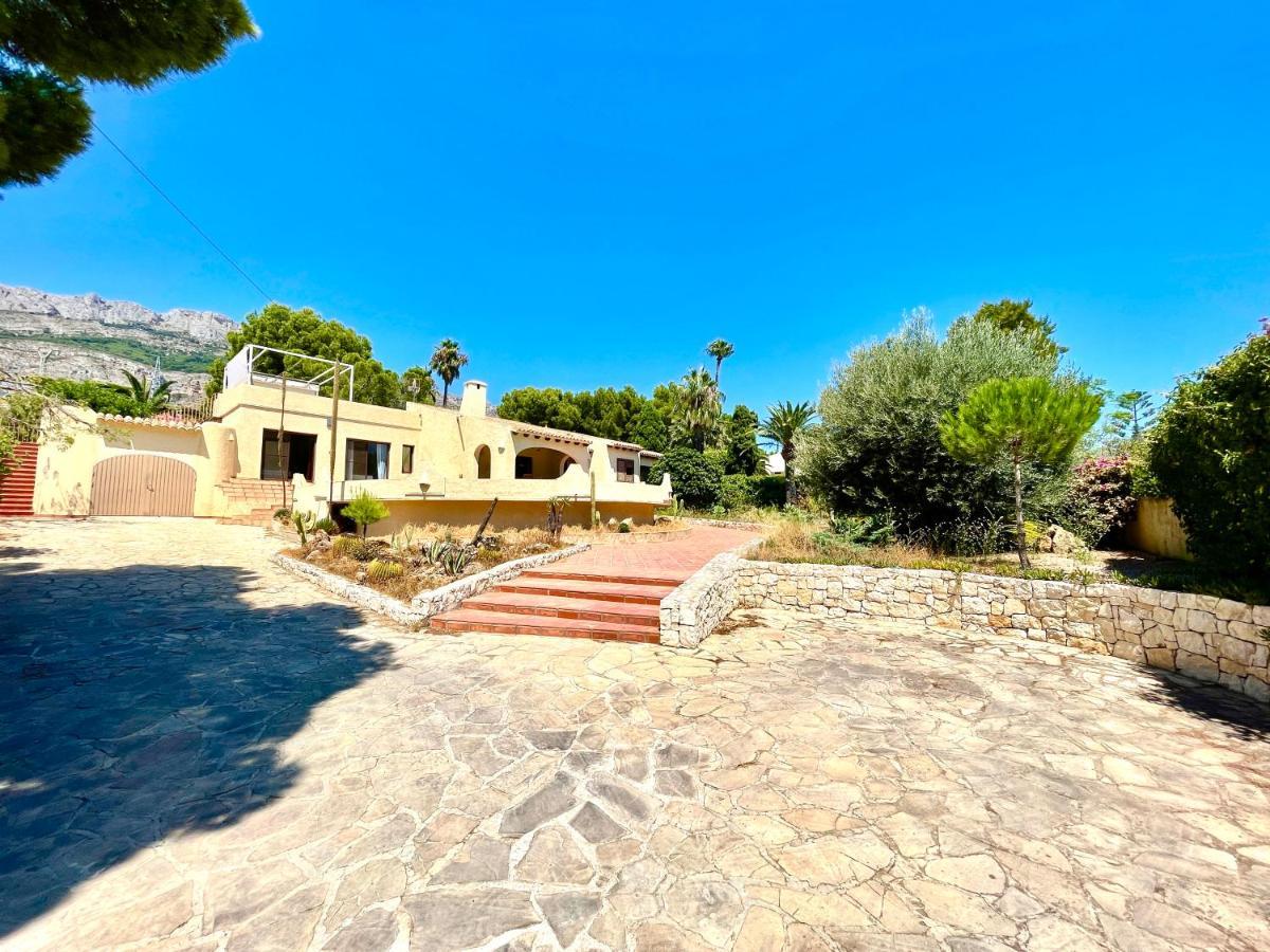 De Estilo Español Con Jardín Y Piscina Villa *