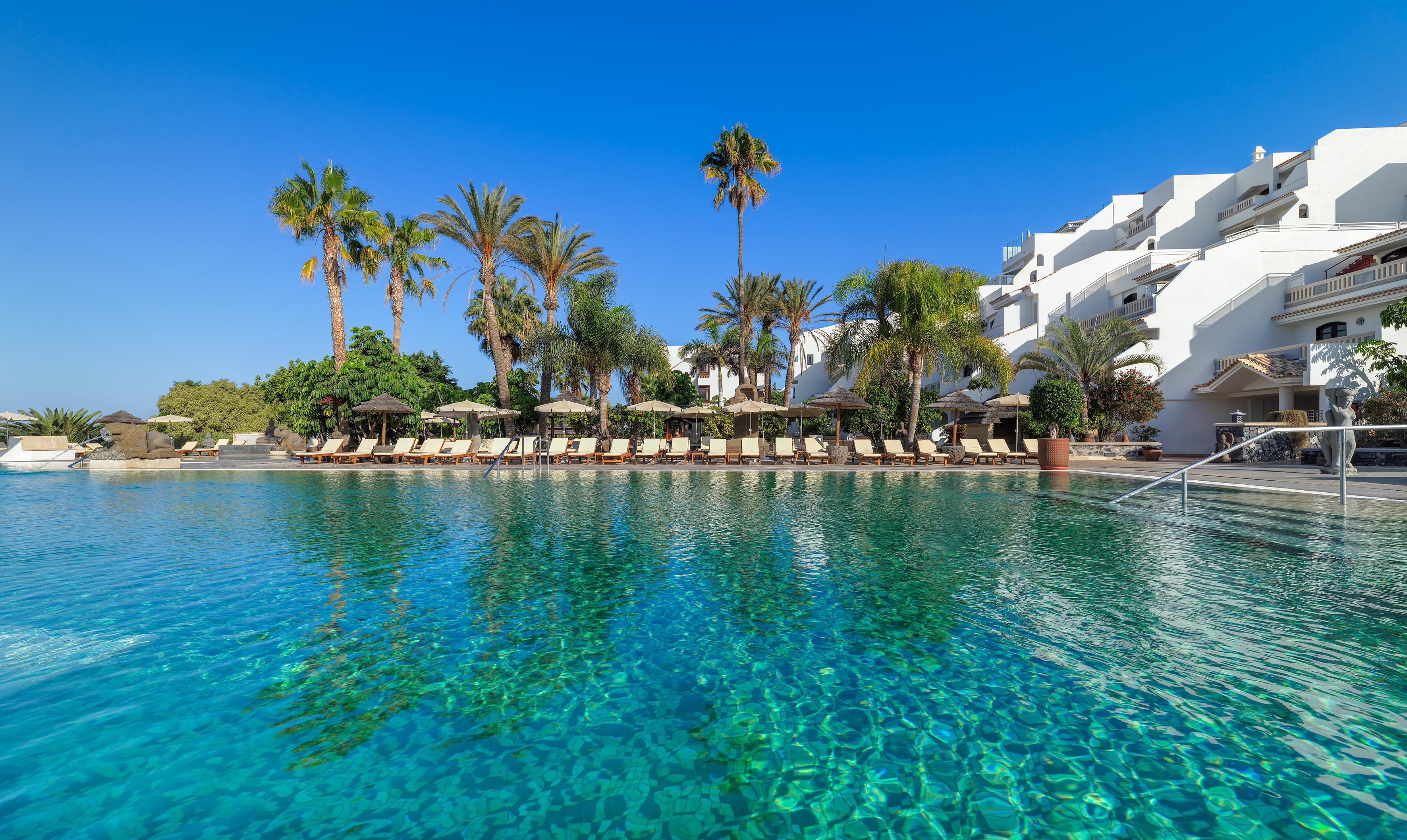 Regency Country Club, Hotel