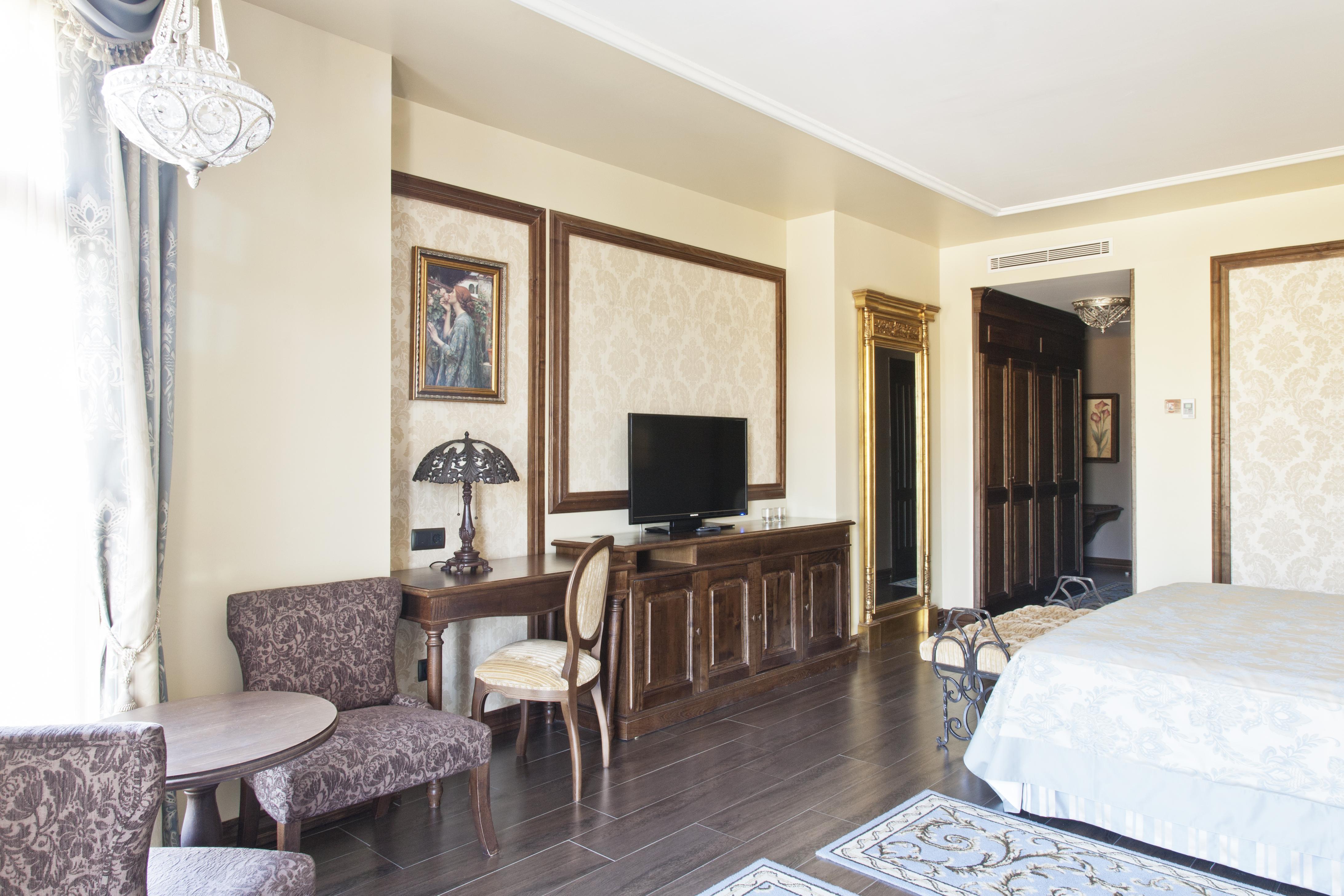 Portaventura Lucy's Mansion: Unlimited Park Access & Express Passes Hotel 5*