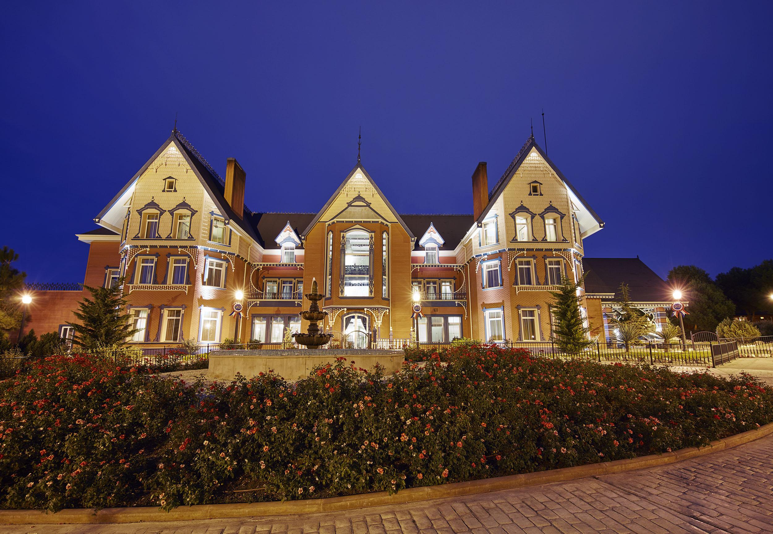 Hotel Portaventura Lucy's Mansion: Unlimited Park Access & Express Passes