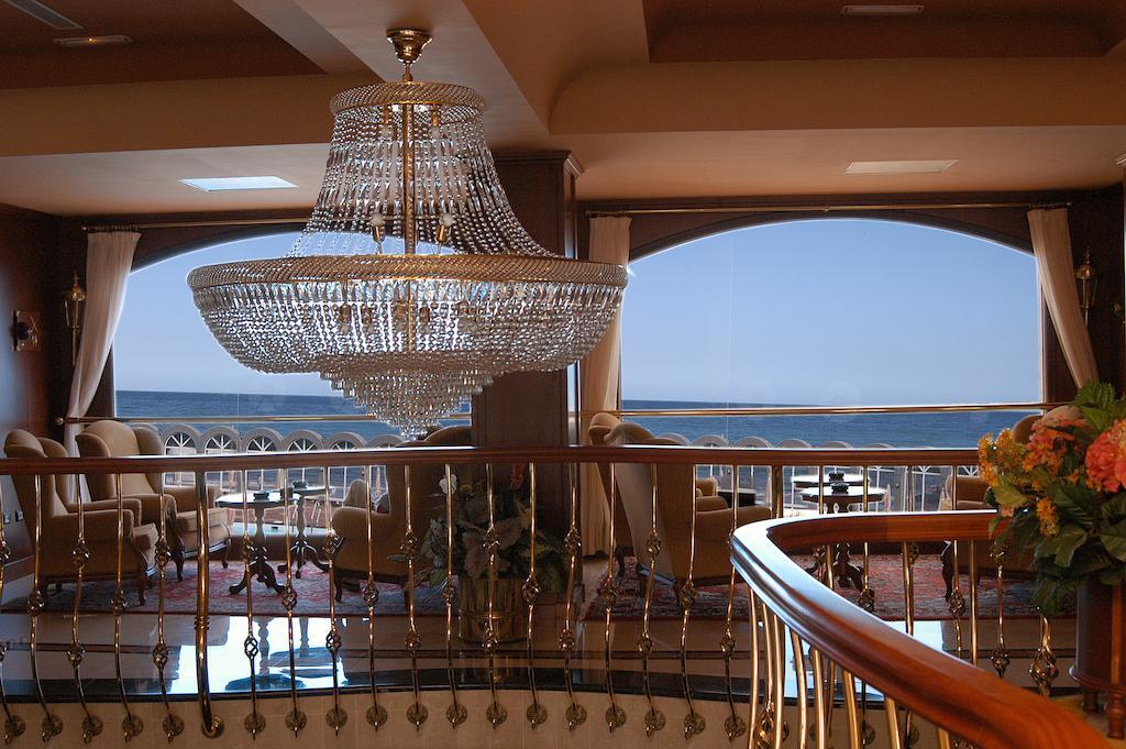 Club Hotel