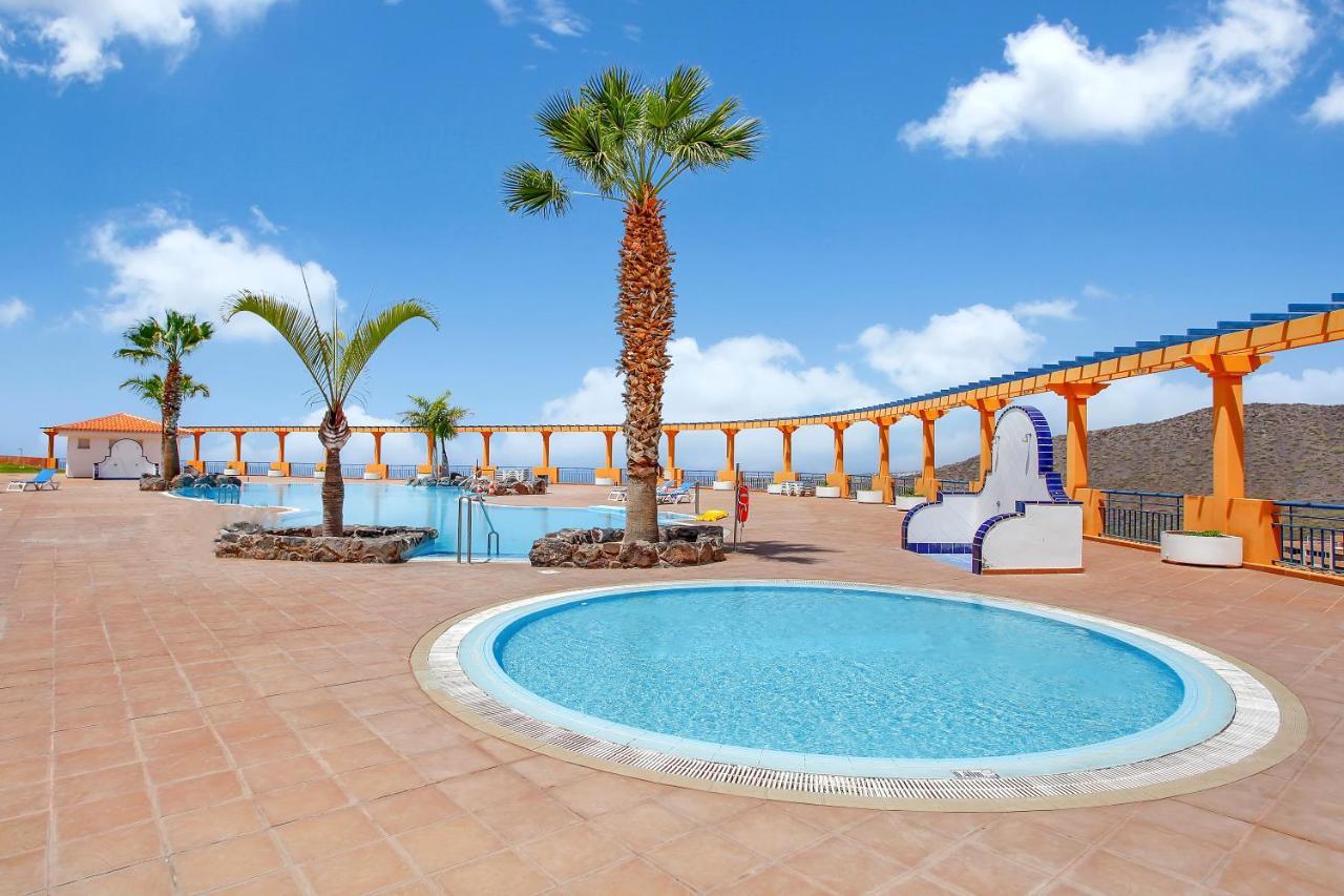 Wonderful View, Huge Terrace Solarium, Private Parking Apartment *