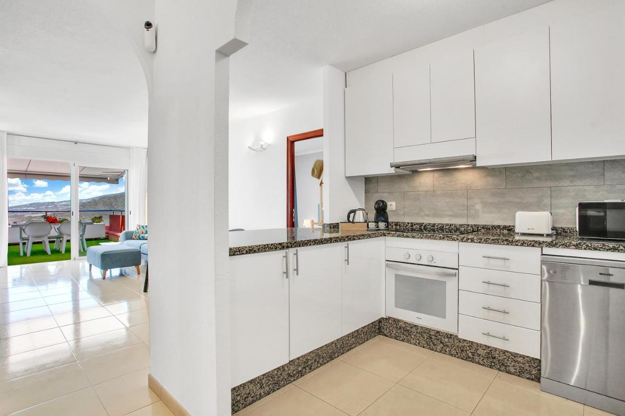 Wonderful View, Huge Terrace Solarium, Private Parking Apartment *