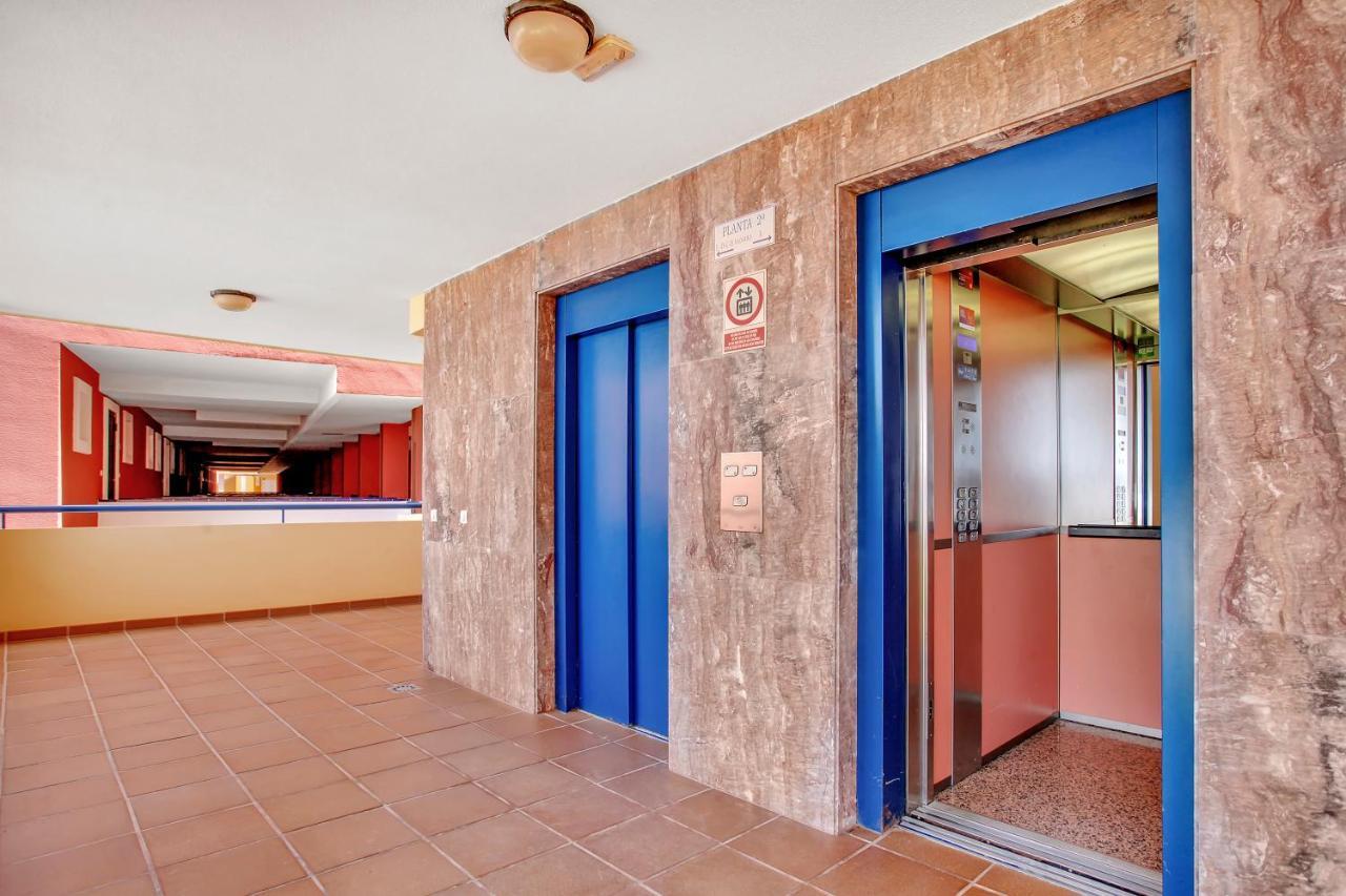 Wonderful View, Huge Terrace Solarium, Private Parking Apartment