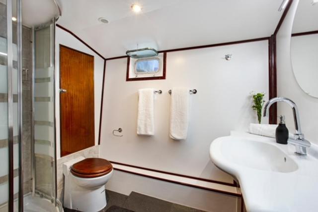 Charming Boat In Barcelona - Perfect Getaway Hotel en barco Sant Adrià de Besòs