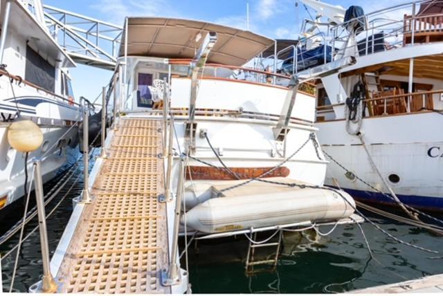Charming Boat In Barcelona - Perfect Getaway
