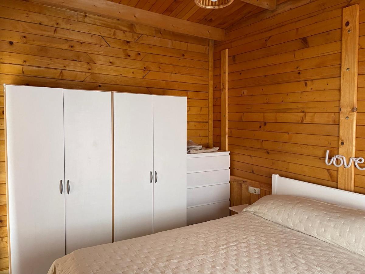 Agradable Mini Casa De Madera Con Jardín Amplio Chalet