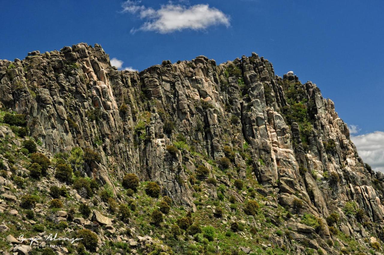 Magnífico Castillo Privado, Elevado En La Roca La Cabrera
