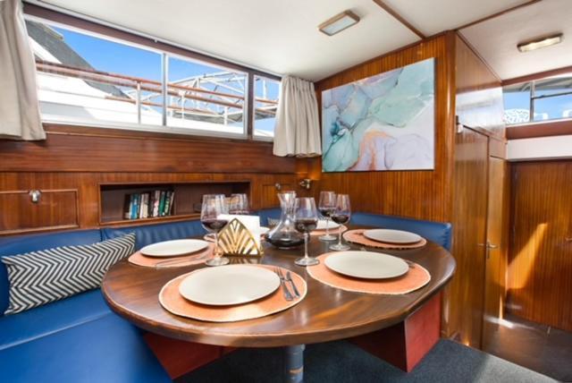 Hotel en barco Charming Boat In Barcelona - Perfect Getaway *