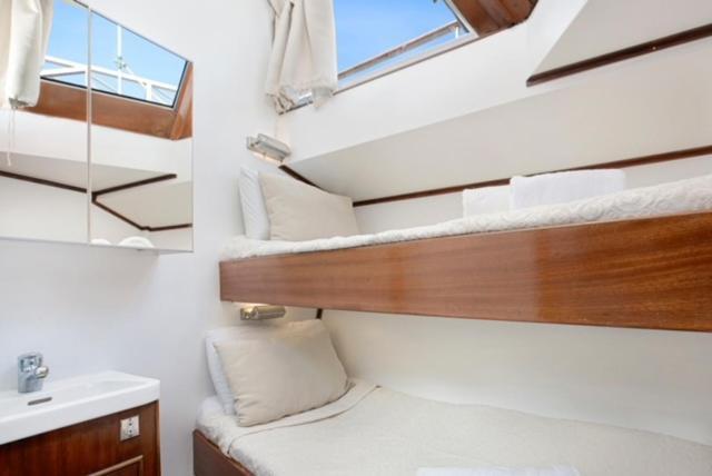 Charming Boat In Barcelona - Perfect Getaway Hotel en barco Sant Adrià de Besòs