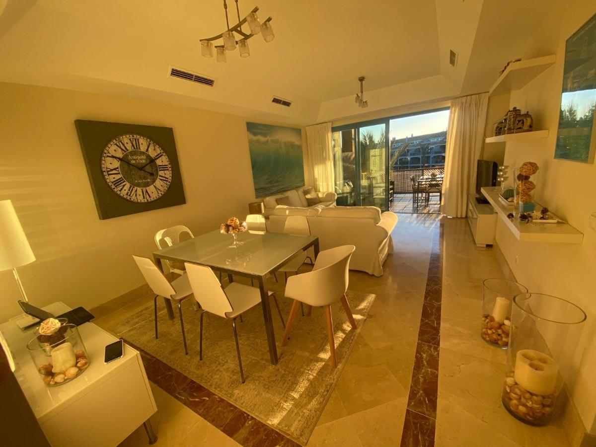 Con Terraza Sobre La Marina De Sotogrande Apartment