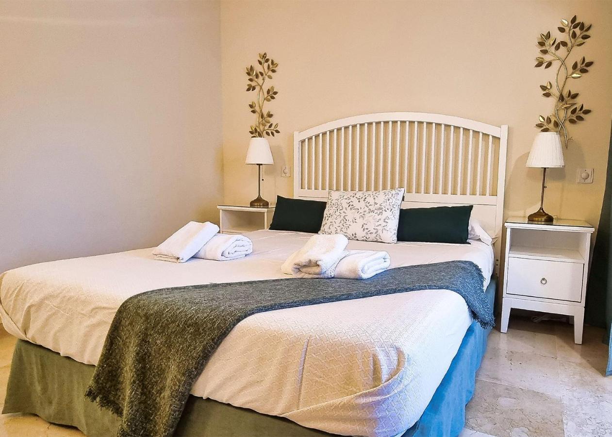 Spacious Renovated 1-bedroom In Center With Free Parking *