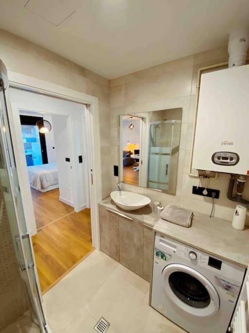 En Edificio Nuevo Con Piscina Apartamento *